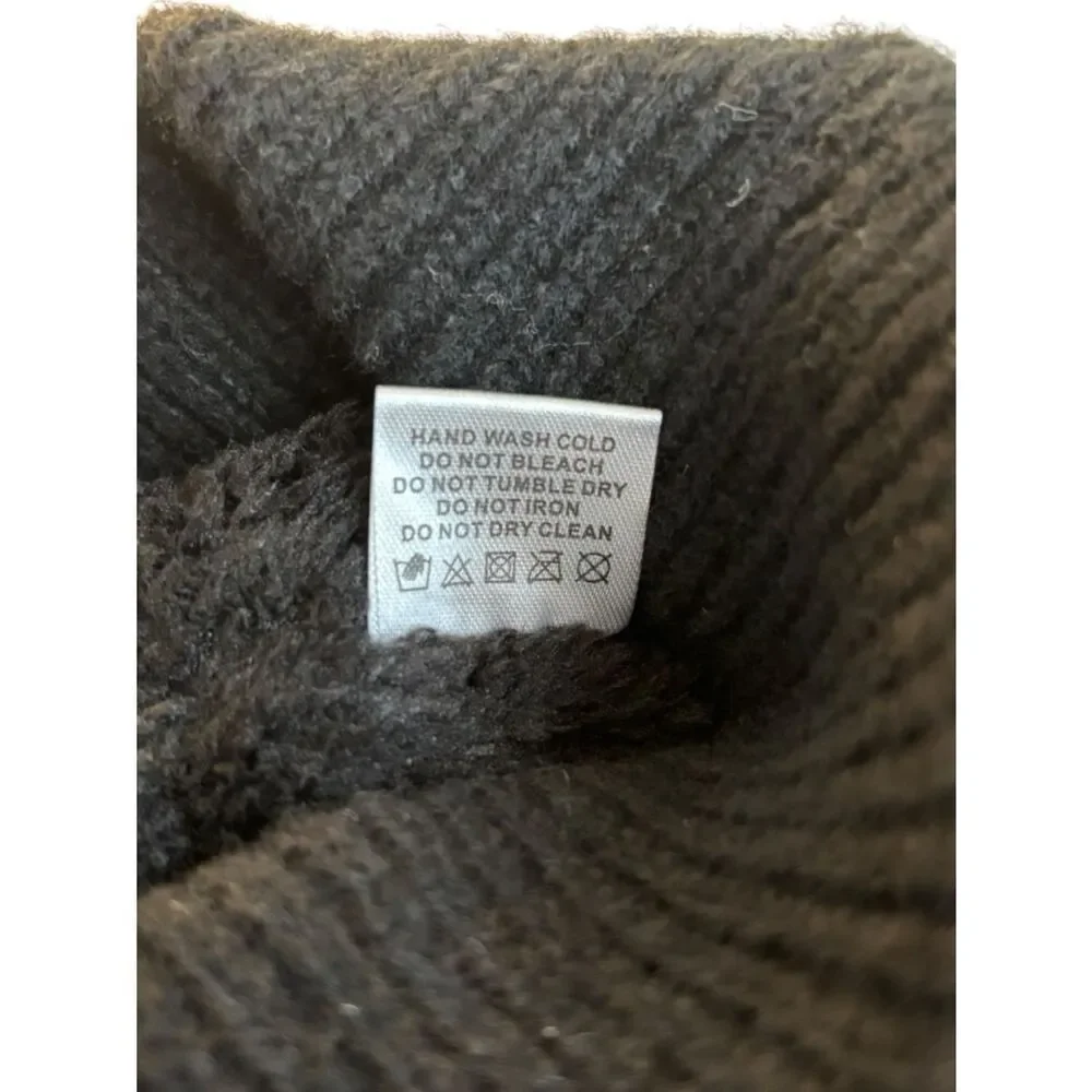 LA Valentina Smiley Pom Pom Beanie